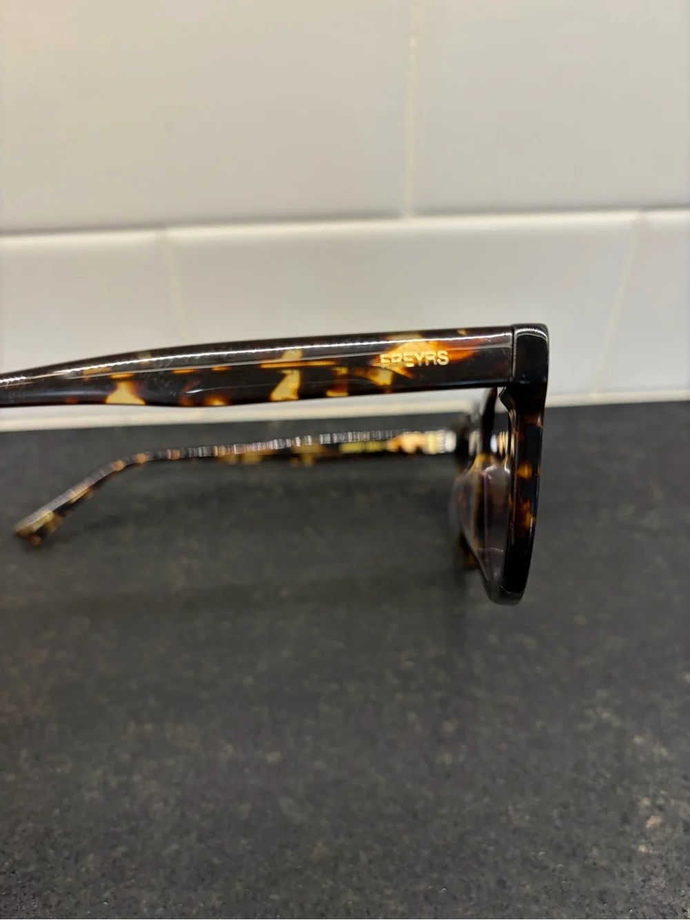 FREYRS Jasper Tortoise Round Sunglasses with Navy Case